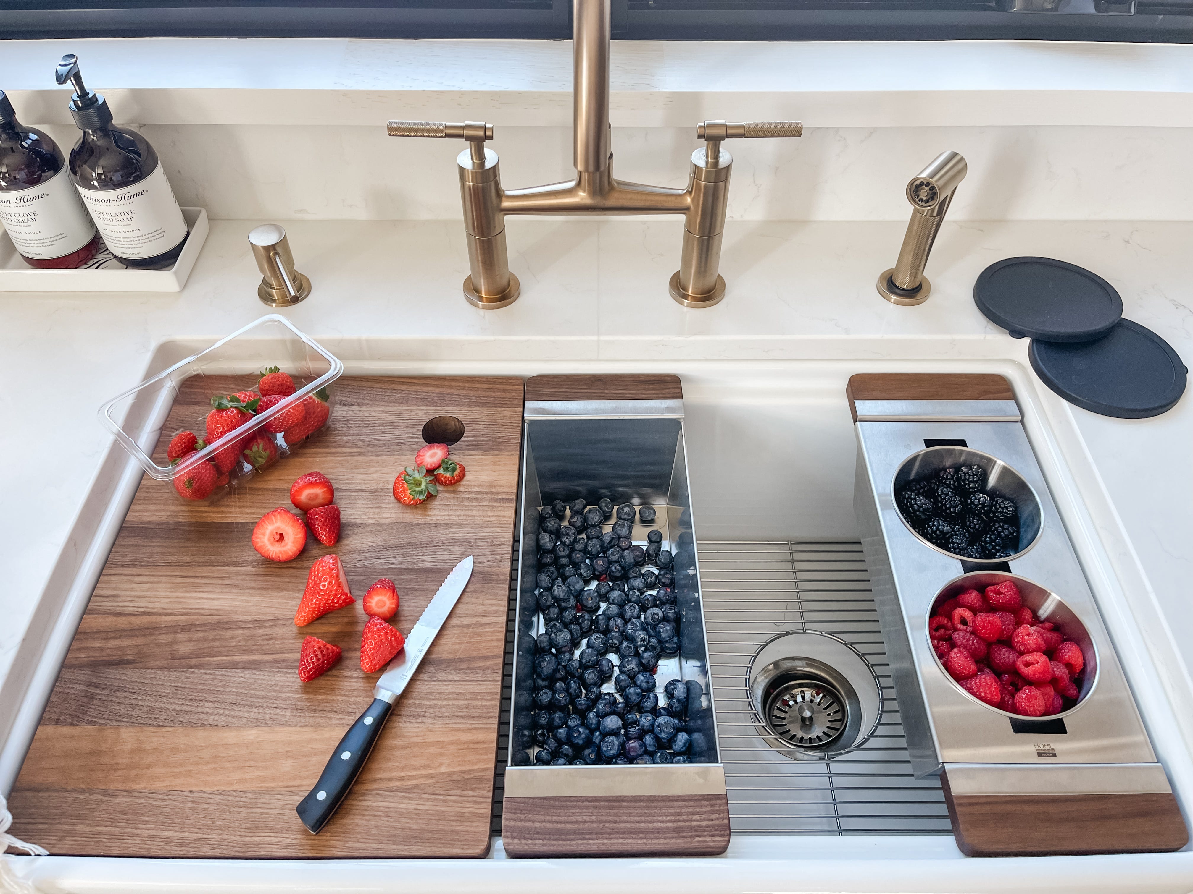 Image smartstation sink in a ktichen with vegetables